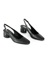 Zapato de cuero negro con textura tipo piel de serpiente, talón descubierto, taco cuadrado de 5 cm y tira fina con hebilla dorada en el tobillo.