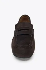 Zapato mocasín de mujer color marrón oscuro, confeccionado en serraje con detalle de tira en la parte delantera y acabado en punta redonda.