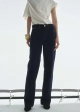 Pantalón de jean azul oscuro, de corte recto y tiro alto.