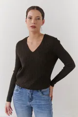 Sweater de punto marrón con escote en V y mangas largas.