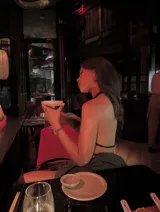 Conjunto negro de top halter y short ajustado.