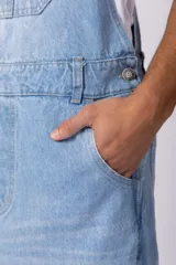 Jardinero de jean negro con breteles regulables y calce relaxed.