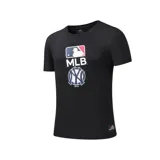 Remera negra de manga corta con el logo de la MLB y el logo de los New York Yankees estampados en el frente.