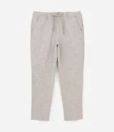 Pantalón relaxed de hombre confeccionado en tejido oxford de algodón color beige, con trabillas en la cintura y cordón para lazo.