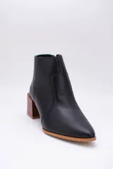 Bota corta plateada de cuero, con punta fina y taco de madera.