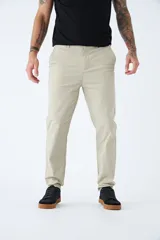 Pantalón chino de gabardina color beige, de corte regular, con cierre frontal y bolsillos laterales y traseros.