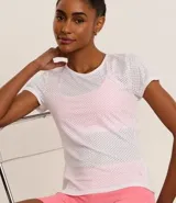 Remera deportiva blanca de microfibra con textura de red, manga corta y recortes en frente y espalda.
