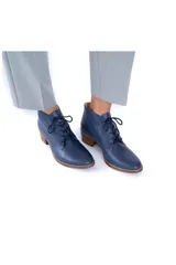 Botines acordonados de cuero azul con tacón bloque de madera clara de 6 cm.