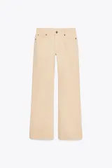 Pantalón de tiro alto color beige, con bolsillos laterales y corte ancho.