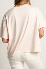 Remera rosa de algodón con calce oversize.