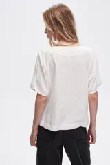 Blusa negra de viscosa, corte holgado y cuello redondo.