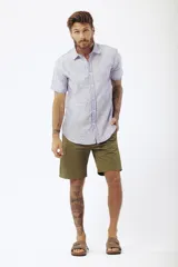 Camisa de manga corta con rayas verticales en blanco y lila, con cuello clásico y cierre abotonado.