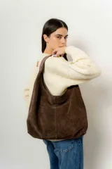 Tote de piel color marrón oscuro, con asa ancha y diseño minimalista.