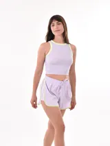 Short deportivo negro con cintura elástica ajustable con cordón, ribete blanco en ruedo y laterales.