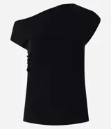 Blusa negra de crepé con corte asimétrico, manga corta y drapeado lateral.
