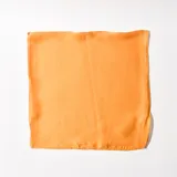 Pañuelo cuadrado de seda color naranja.