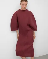 Vestido midi color vino tinto con cuello alto y mangas anchas de tres cuartos. La tela presenta un plisado vertical en todo el cuerpo, con un patrón de textura en relieve en la parte inferior.