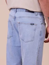 Pantalón de jean celeste de corte recto.