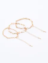 Set de tres pulseras doradas con diferentes diseños de cadenas y dijes de estrellas.