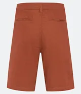 Bermuda masculina de sarga color rosado, con corte recto y bolsillos laterales.