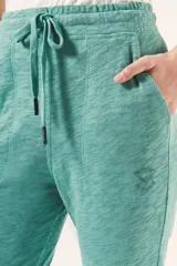 Pantalón de jogging color verde agua, de corte relajado, con cintura elástica y cordón de ajuste.