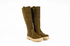 Bota alta de cuero color verde oliva, con caña alta y suela track color beige.