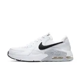 Championes Nike Air Max Excee blancos con detalles en negro y gris.