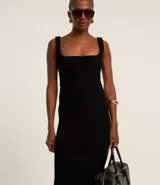 Vestido midi negro de rib con escote cuadrado y breteles anchos.