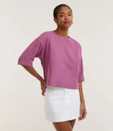 Remera cropped de algodón, color negro, con cuello redondo y mangas cortas.