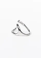 Anillo plateado de acero quirúrgico con diseño ovalado calado y ajustable.