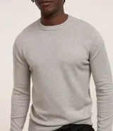Suéter masculino de malla de viscosa y poliamida color gris claro, con textura de cuadros grid, cuello redondo y mangas largas.