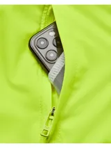 Campera deportiva Under Armour Outrun The Storm color lila, con capucha, cierre frontal completo, mangas largas con puños elásticos y logo en el pecho.