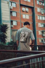 Remerón gris stone wash con estampa de la Estatua de la Libertad en la espalda.