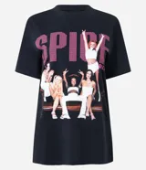 Remera negra de algodón con estampa frontal de las Spice Girls y estampa trasera con los nombres de las integrantes.