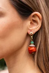 Aros colgantes con base dorada y piedras de color verde, beige y terracota.