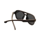 Lentes de sol con montura de madera color marrón y lentes grises.