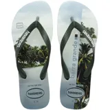 Ojotas Havaianas con base blanca estampada con palmeras y tiras verdes.
