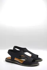 Sandalia plana color gris con tiras anchas de neopreno y detalles en cuero.
