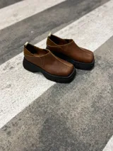 Zapato de cuero color óxido, con diseño versátil y cómodo, adecuado para cualquier ocasión.