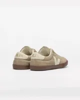 Championes Veja modelo Panenka, color beige con logo lateral en blanco y suela marrón.