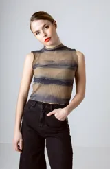 Top sin mangas de tejido de punto acanalado, con cuello alto y estampado abstracto en tonos beige y negro.
