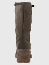 Bota de caña media color marrón de gamuza, con taco cuadrado y plataforma.