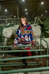 Sweater de lana tejido y bordado a mano en Uruguay, de calce holgado con cuello a la base y puños.