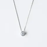 Collar de acero plateado con cadena fina y dije de cristal transparente engarzado.