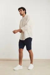 Camisa rosada de lino y algodón, con cuello mao, manga larga y bolsillo de parche en el pecho.