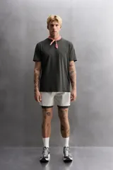 Remera deportiva color rosa claro, de tejido técnico ligero y elástico con estructura. Cuello redondo, manga corta, costuras planas y logo estampado.