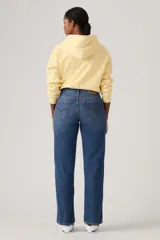 Jean azul de corte recto y tiro alto, con lavado medio y efecto desgastado en los muslos.