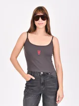 Musculosa gris con breteles finos y bordado de un cangrejo rojo en el pecho.