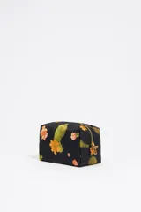 Neceser pequeño de nylon color negro con estampado de flores y cactus. Tiene cierre con cremallera dorada, logo metálico de la marca y bolsillo interior.