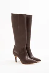 Botas de cuero color marrón chocolate, de caña alta y taco fino.